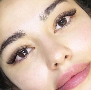 Up to 40% Off on False Eyelash Application at A la mode beauty bar