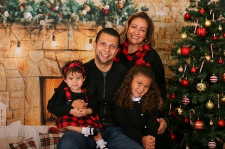 Up to 40% Off on In-Studio Family Christmas Portraits
 at Imagination World Photos